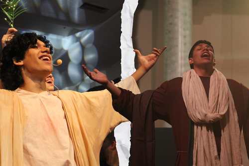Fé que Transforma: Jovens do Salesianos Bahia dão Vida à Paixão de Cristo em Espetáculos Emocionantes